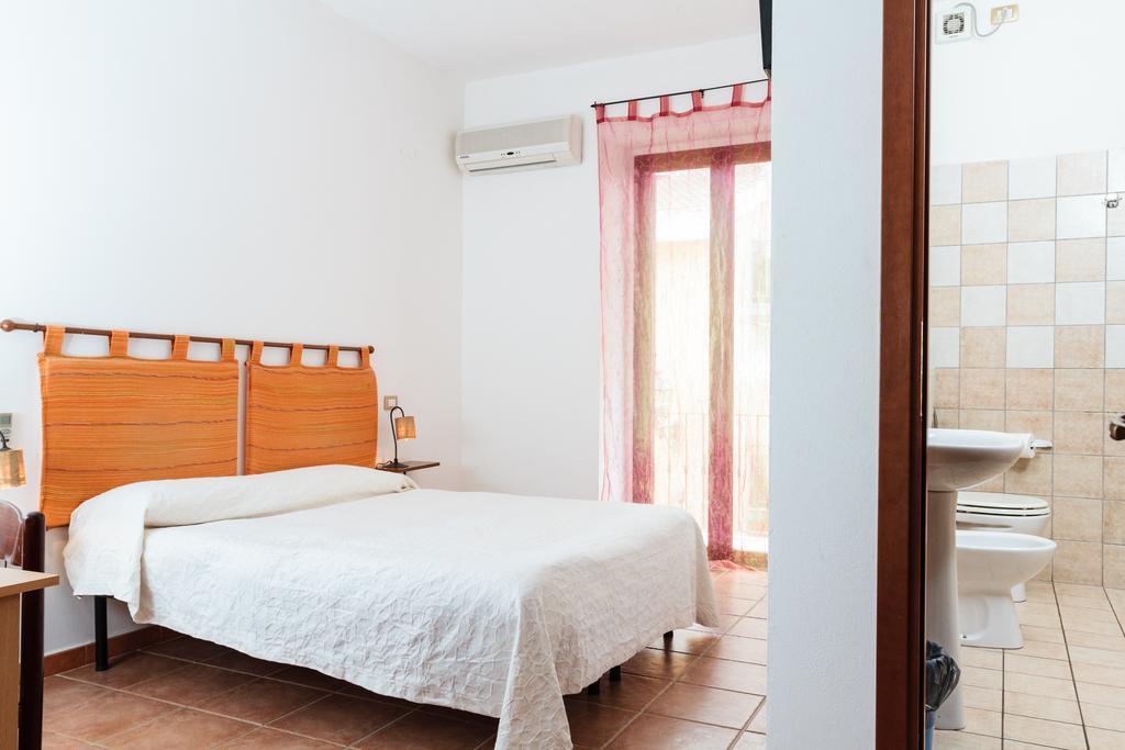 La Mezzanella Guesthouse Porto Torres Rum bild